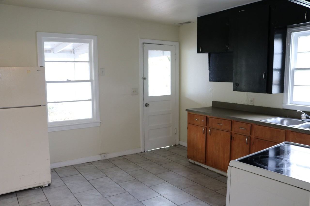1303 Burchett St - Photo 4 of 13