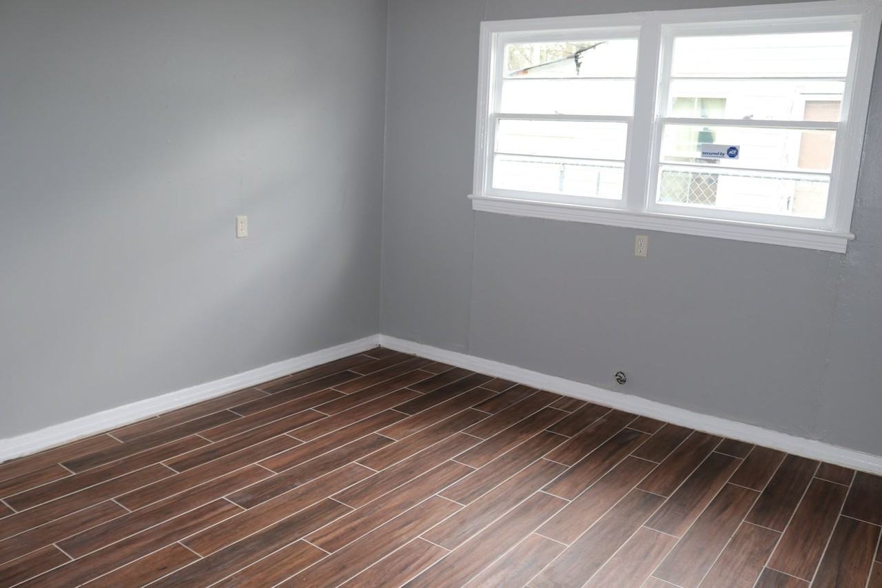 1303 Burchett St - Photo 6 of 13