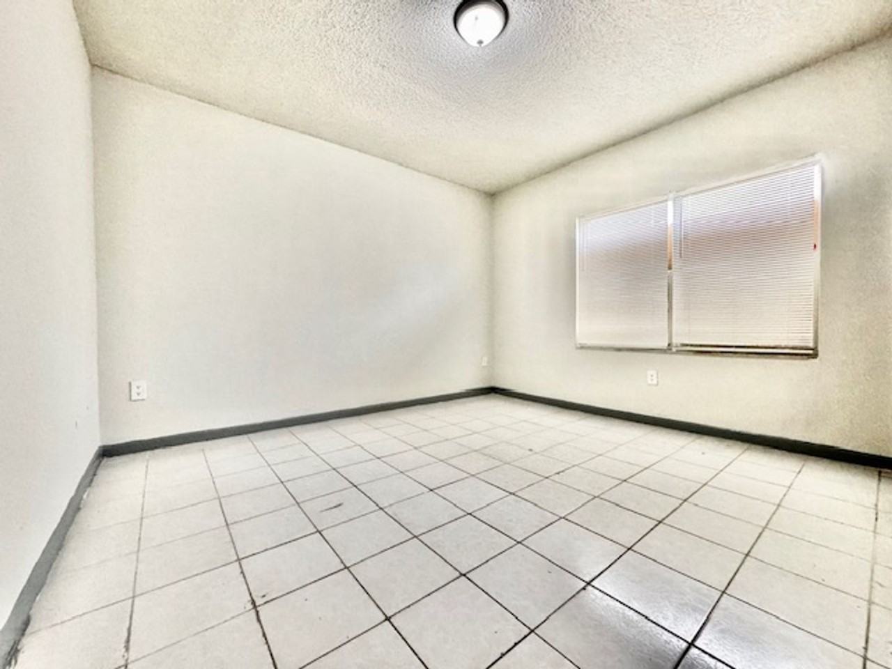 1236 Nw 8th Pl - Photo 4 of 9