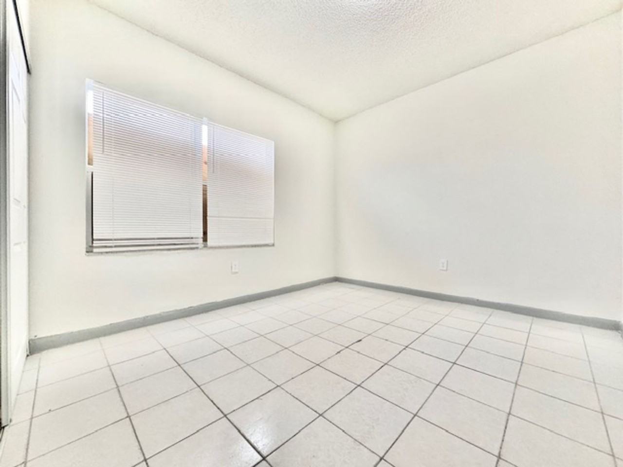 1236 Nw 8th Pl - Photo 6 of 9