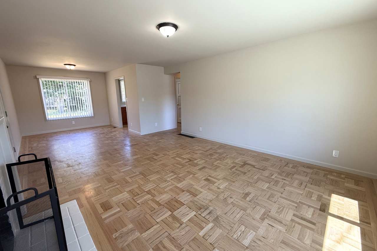 134 Hilton Ave - Photo 5 of 23