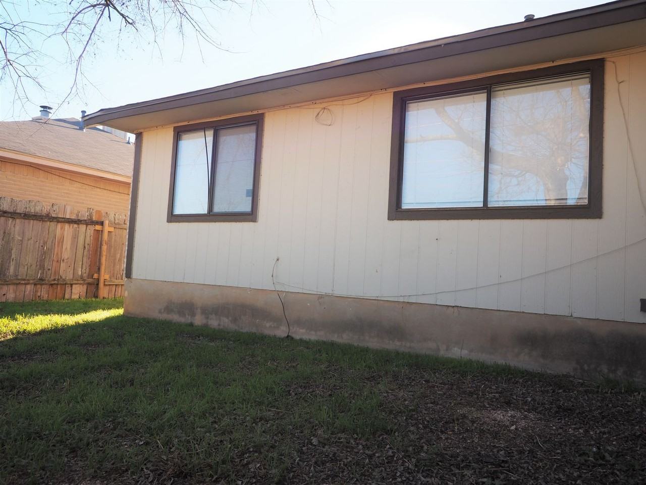 1401 Hermitage Dr - Photo 3 of 21