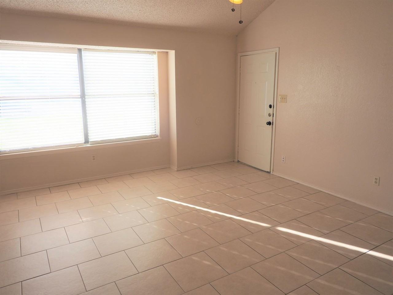 1401 Hermitage Dr - Photo 6 of 21