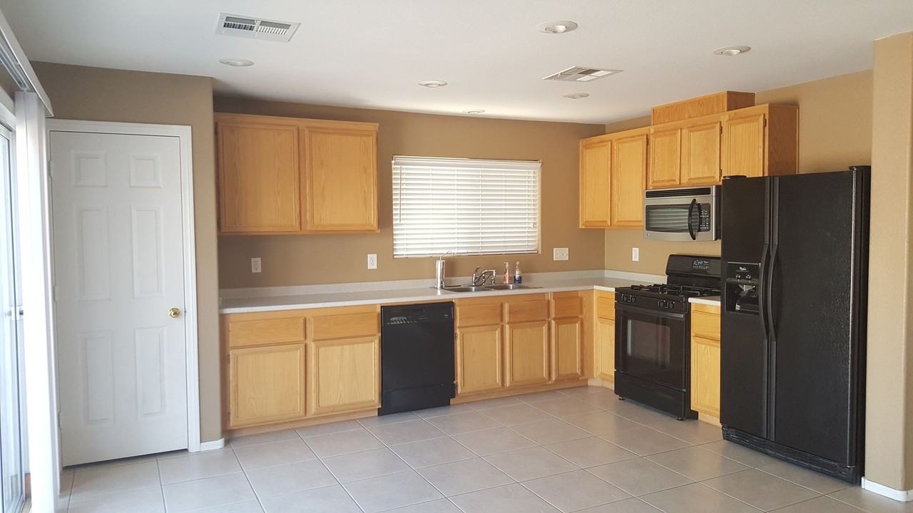 5052 Diamond Ranch Ave - Photo 3 of 28