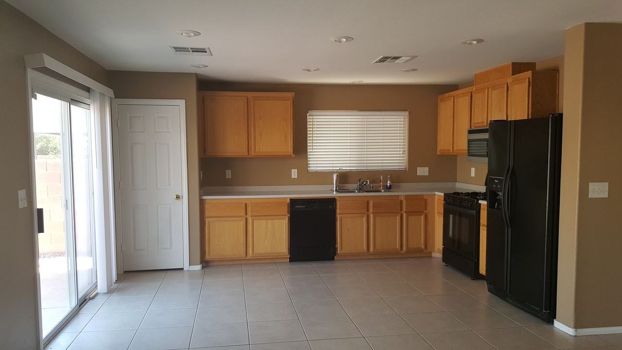 5052 Diamond Ranch Ave - Photo 4 of 28