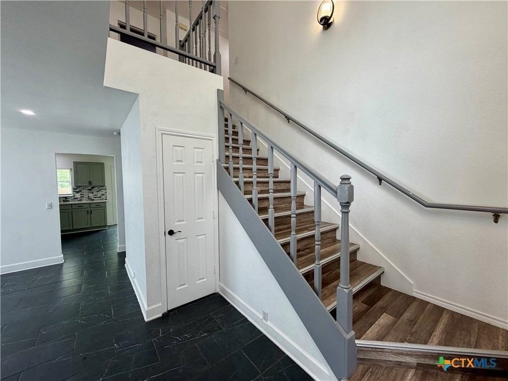 804 Tapestry Cv - Photo 4 of 37