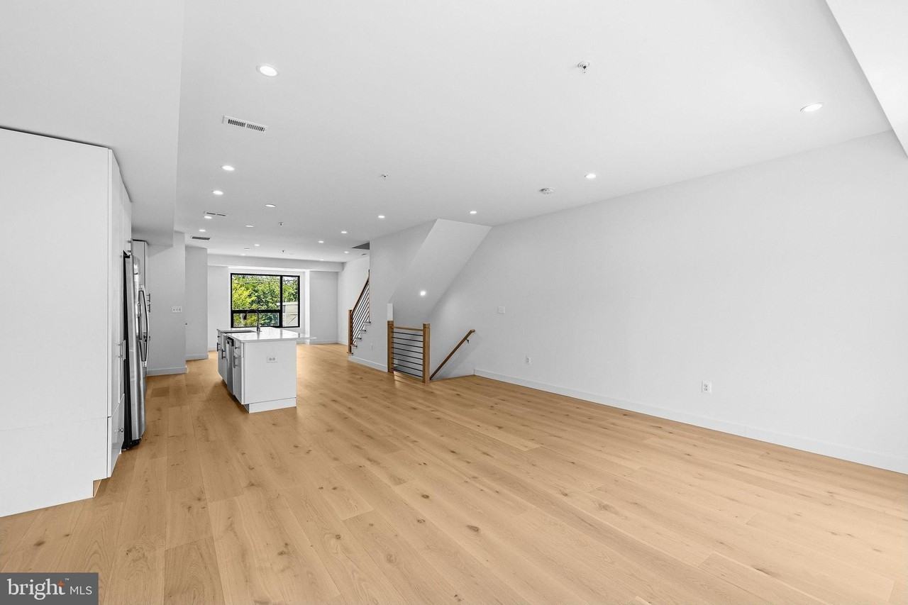 2530 Elvans Rd Se - Photo 5 of 45