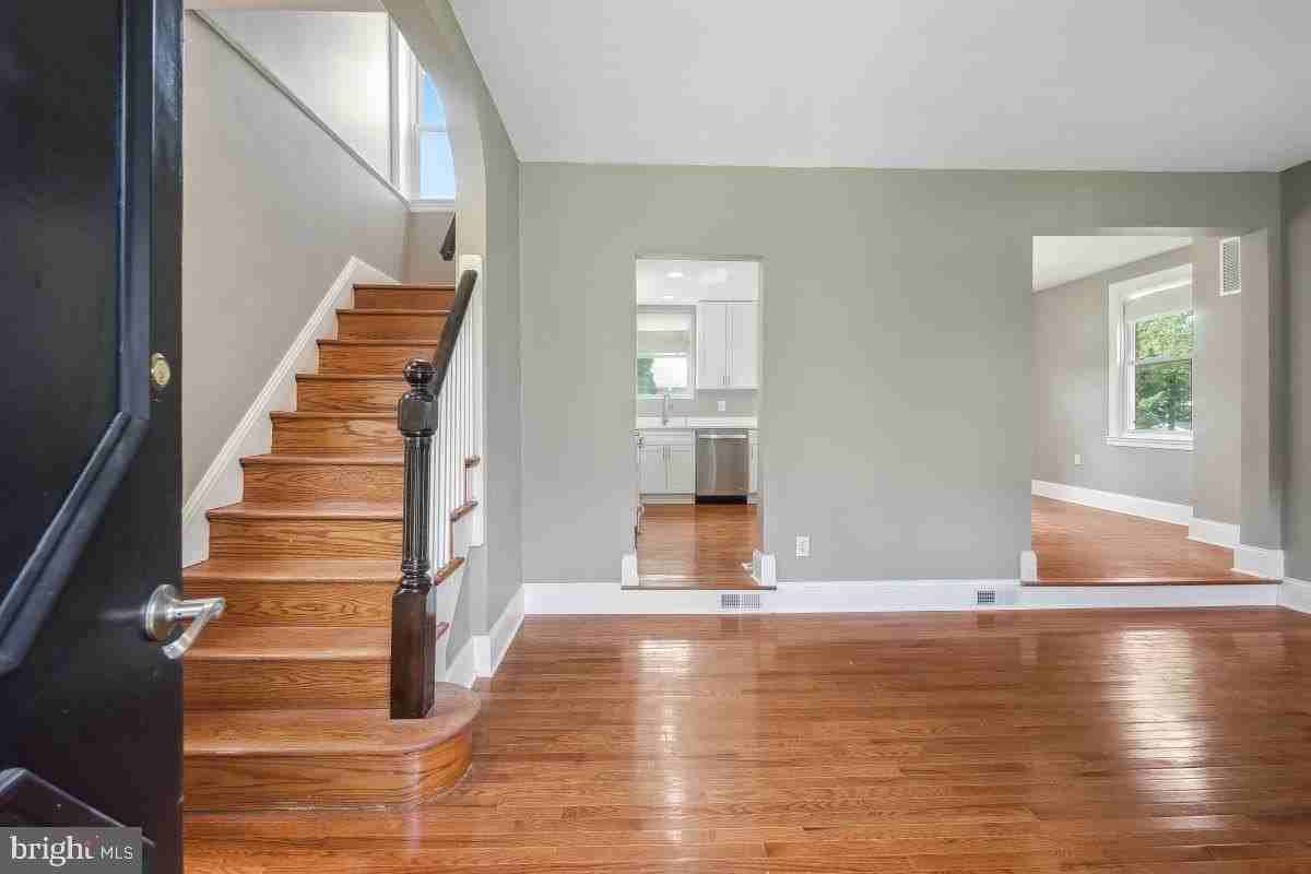 2615 Otis St Ne - Photo 5 of 45
