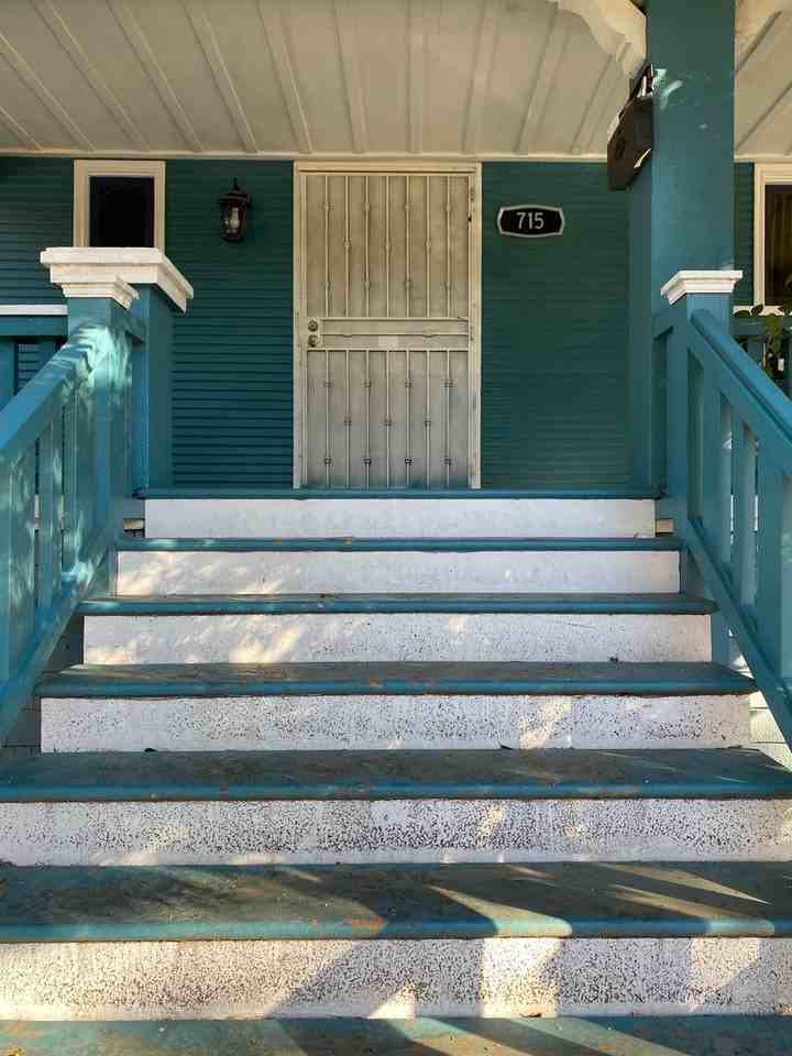715 30th St - Photo 2 of 47