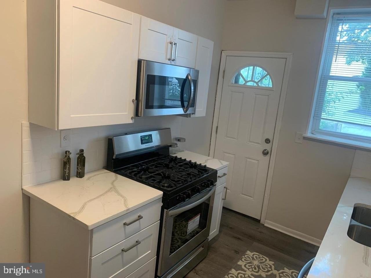 1705 W 8th St - Photo 4 of 13