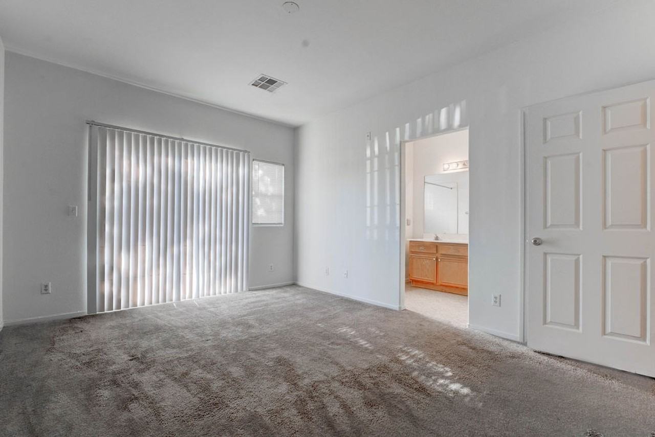 1846 Scimitar Dr - Photo 3 of 32