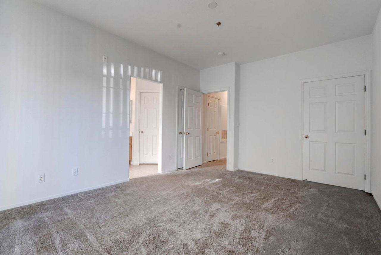 1846 Scimitar Dr - Photo 4 of 32