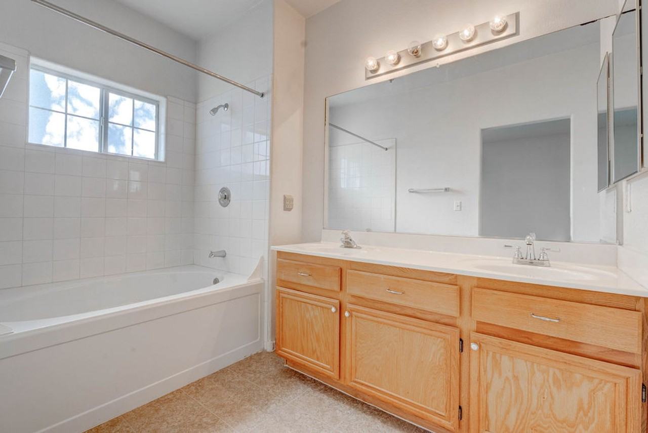 1846 Scimitar Dr - Photo 6 of 32