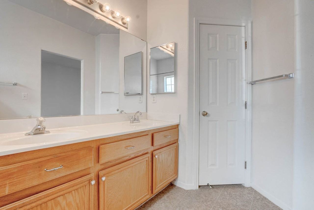 1846 Scimitar Dr - Photo 7 of 32