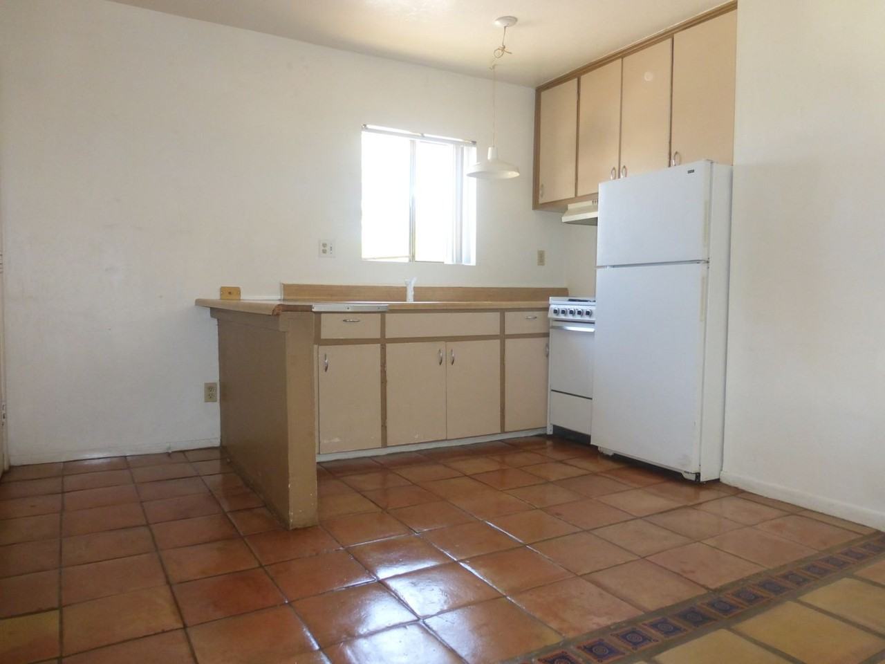 407 W Howe St - Photo 4 of 6