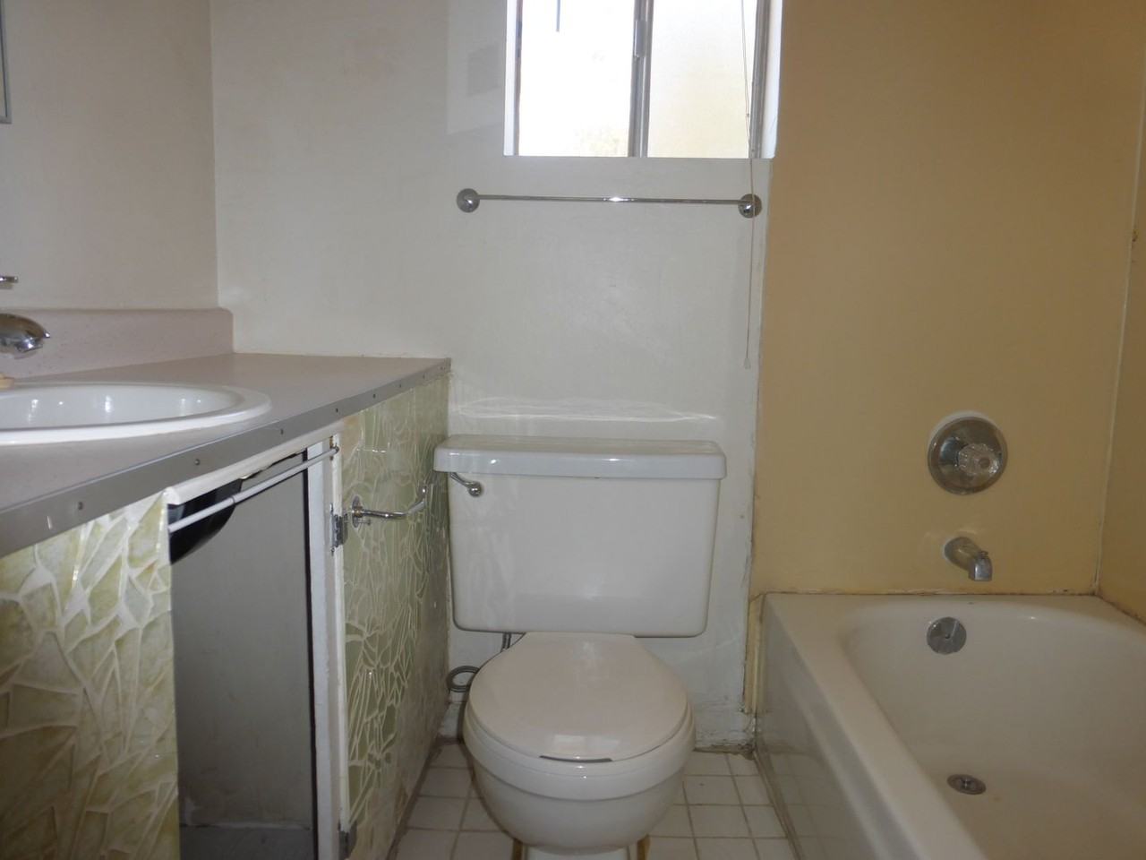 407 W Howe St - Photo 5 of 6