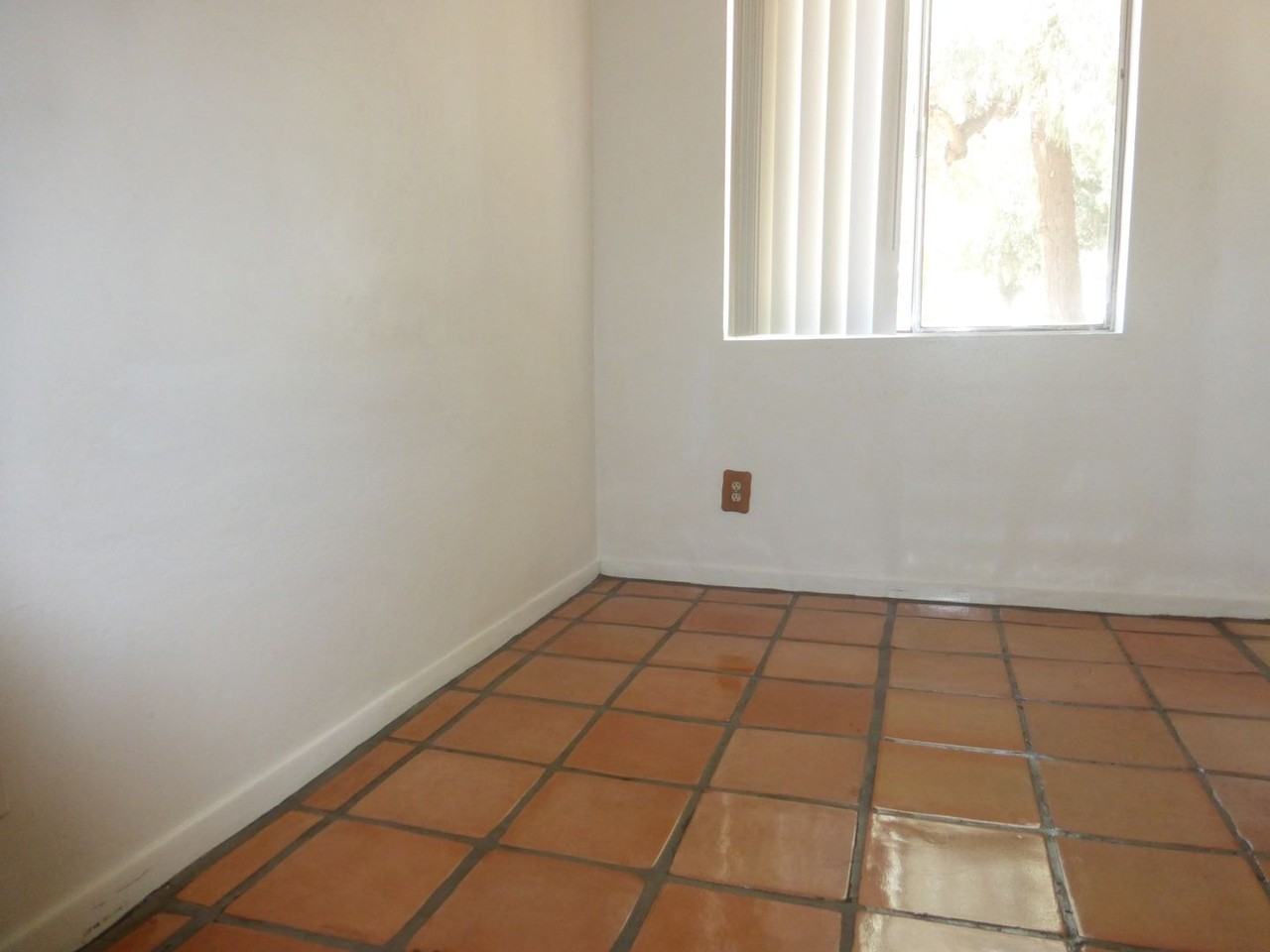 407 W Howe St - Photo 6 of 6