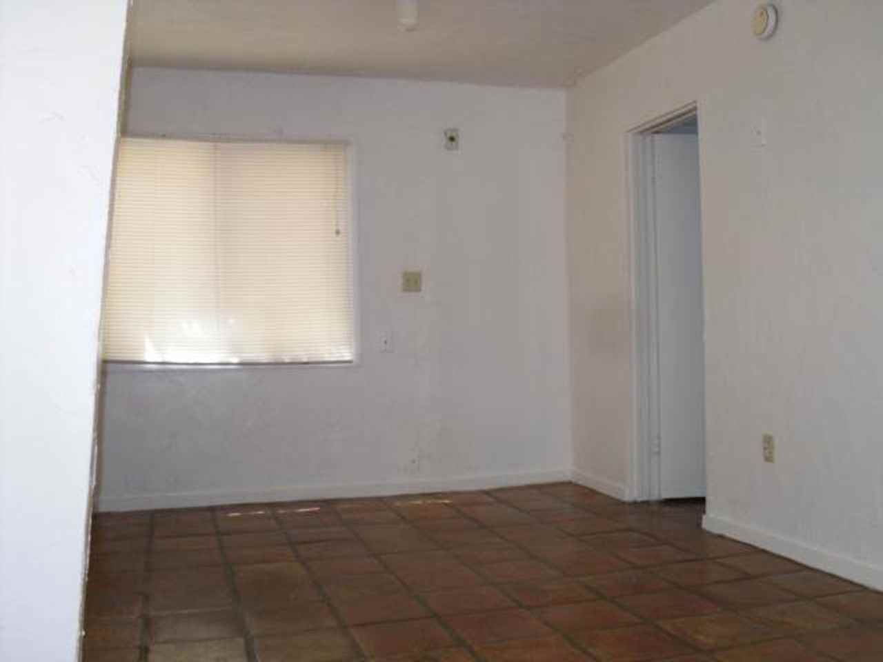 504 W Brown St - Photo 5 of 9