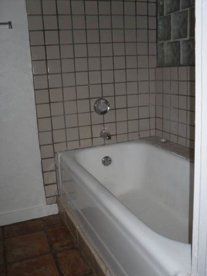 504 W Brown St - Photo 6 of 9