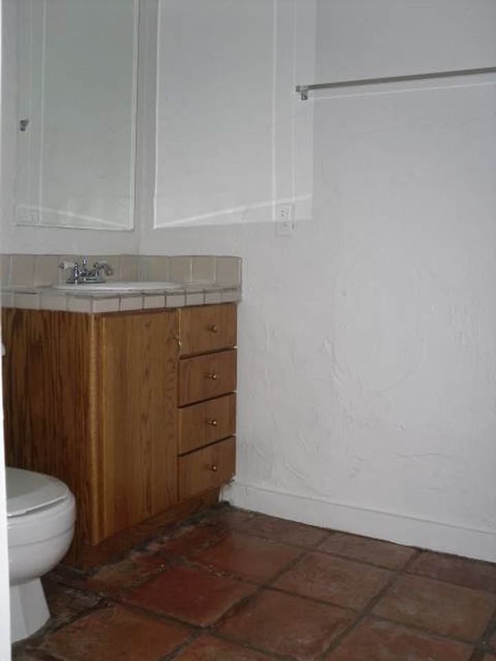 504 W Brown St - Photo 7 of 9
