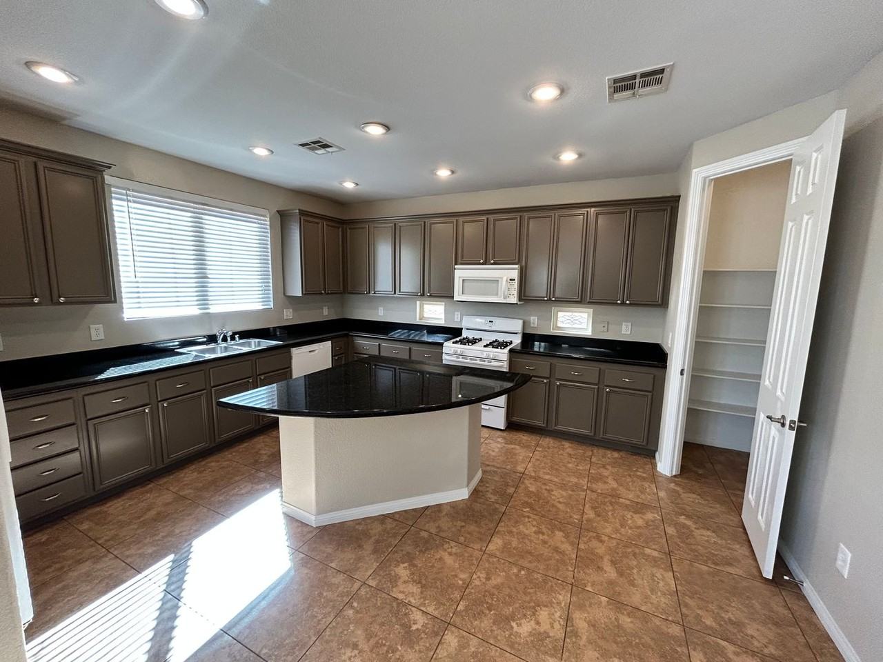 10743 Knickerbocker Ave - Photo 3 of 40