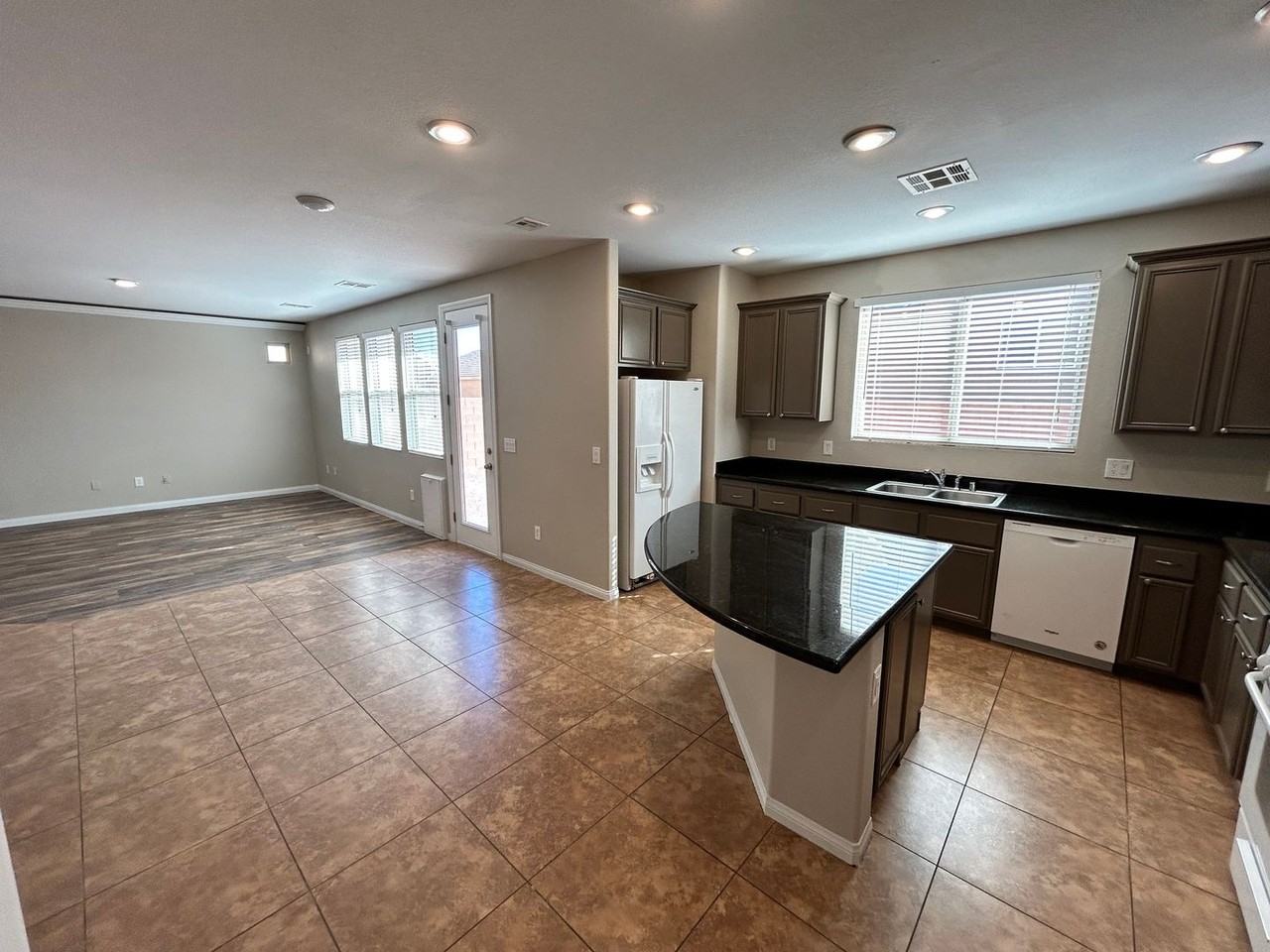 10743 Knickerbocker Ave - Photo 4 of 40