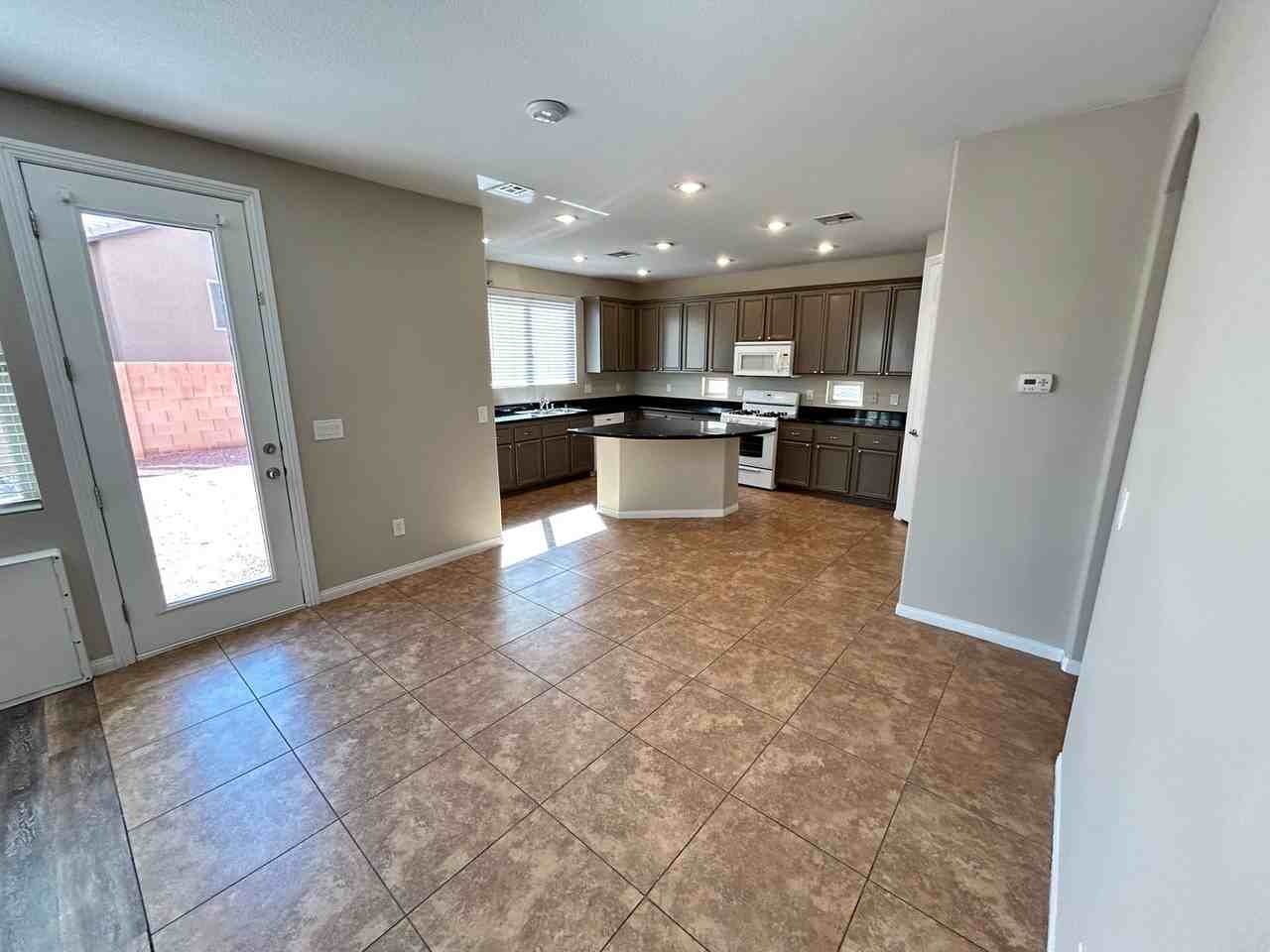 10743 Knickerbocker Ave - Photo 5 of 40