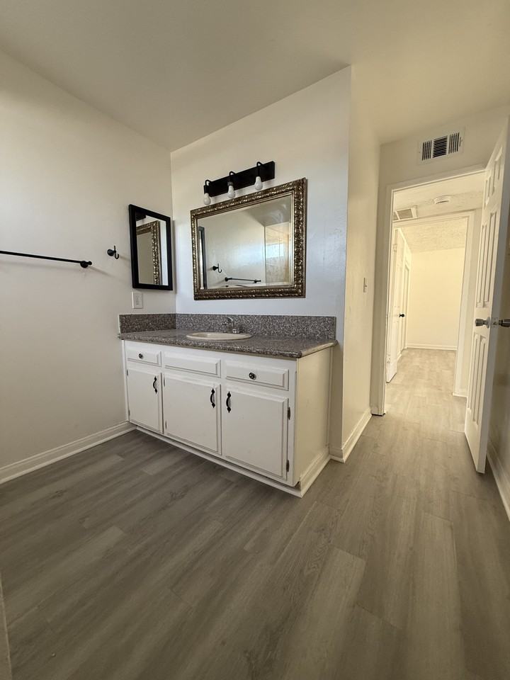 1312 Flower St #C - Photo 3 of 6