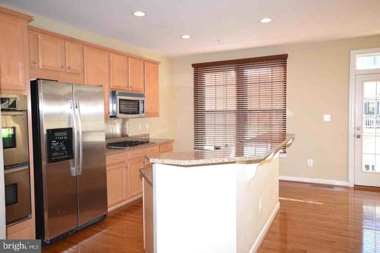8921 Amelung St - Photo 4 of 19