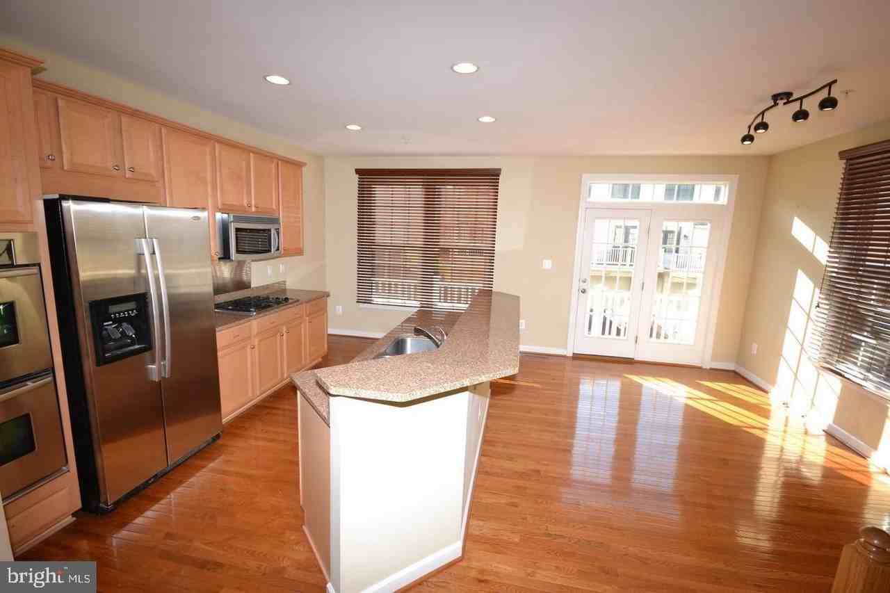 8921 Amelung St - Photo 5 of 19