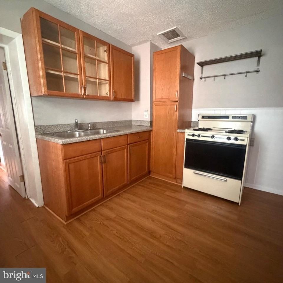242 S Carroll St - Photo 2 of 15