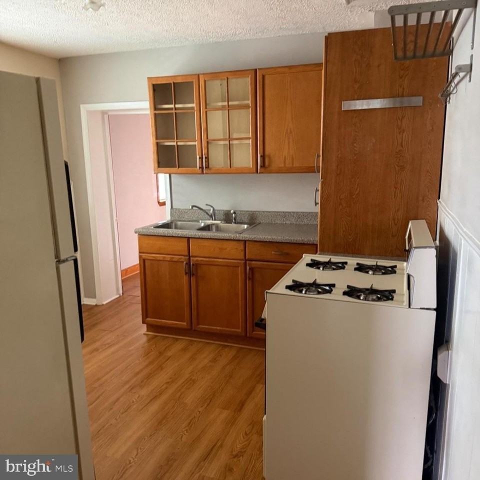 242 S Carroll St - Photo 3 of 15