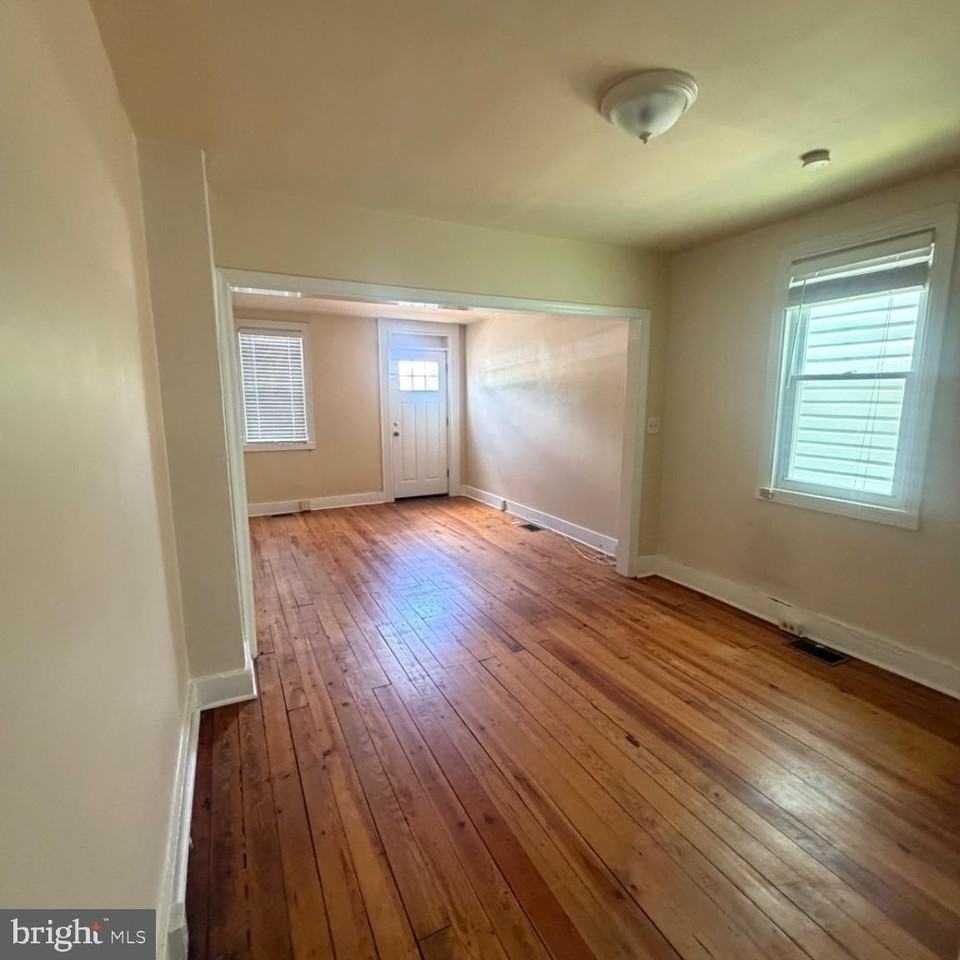 242 S Carroll St - Photo 5 of 15