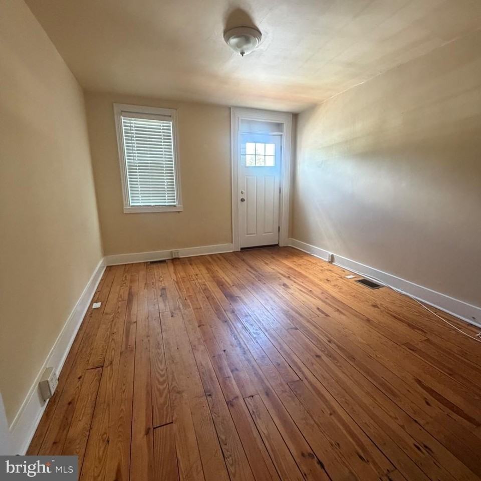 242 S Carroll St - Photo 6 of 15