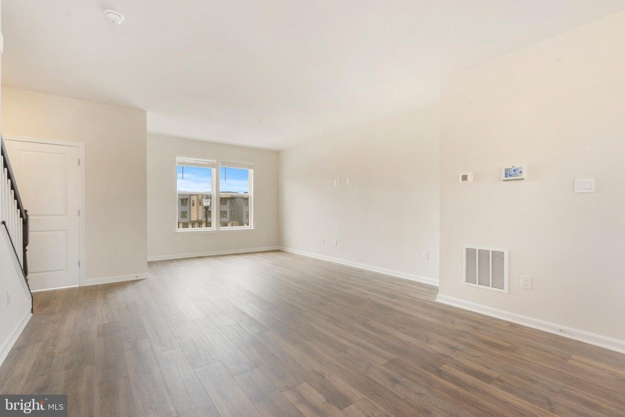 420 Carroll Walk Ave - Photo 4 of 32