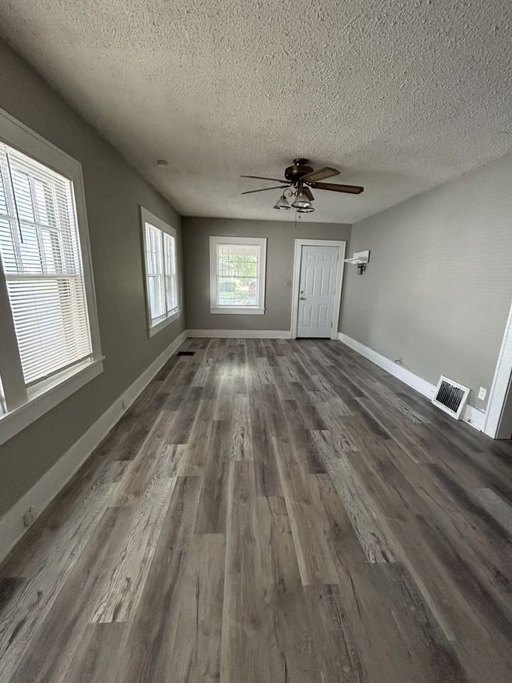 419 E Jackson St - Photo 2 of 10