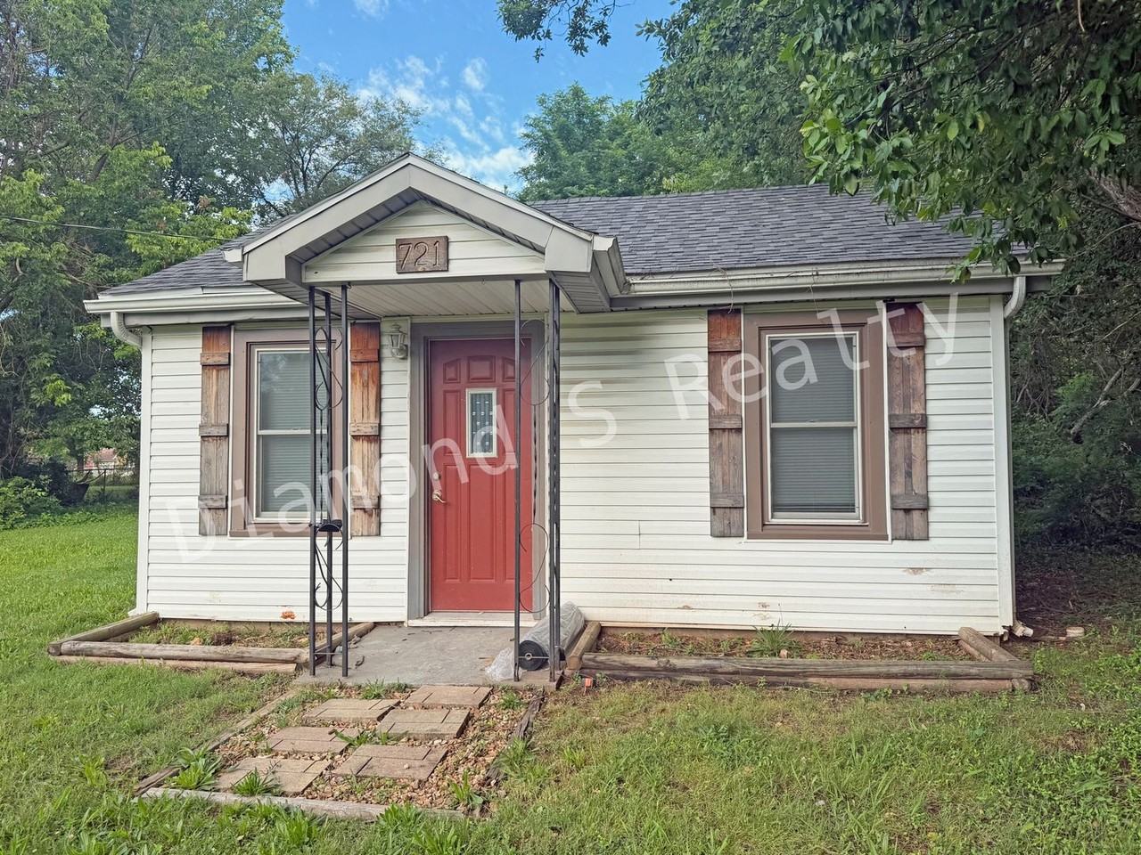 721 N Fulbright Ave - Photo 2 of 9