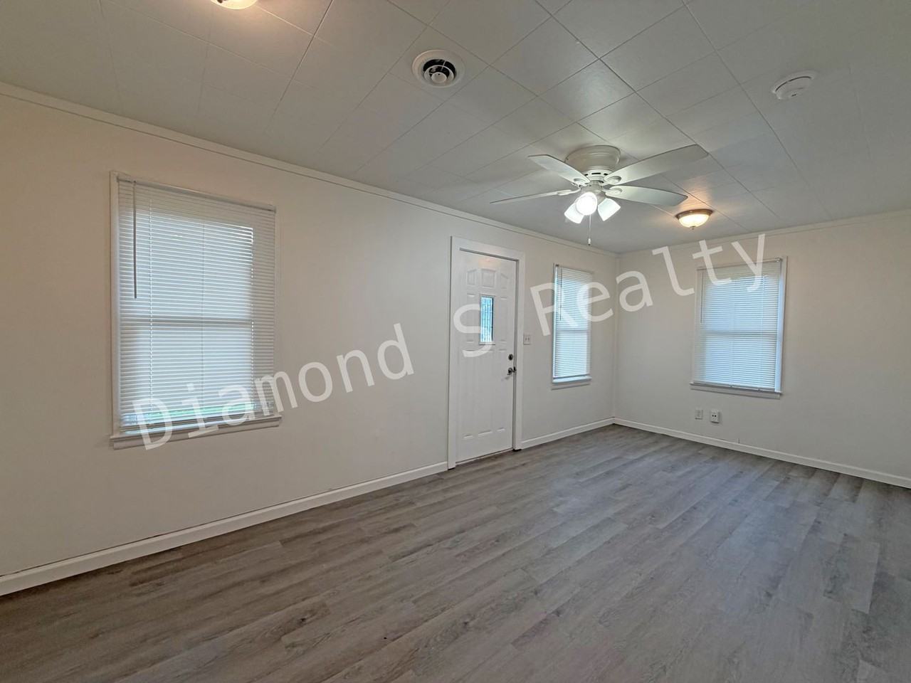 721 N Fulbright Ave - Photo 3 of 9