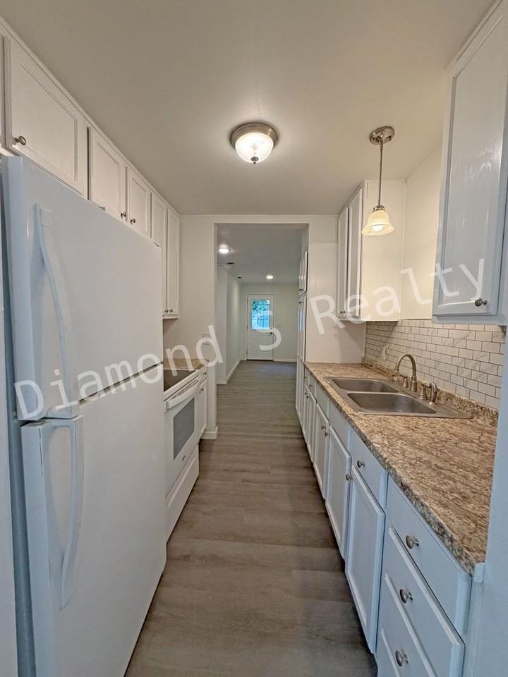 721 N Fulbright Ave - Photo 4 of 9