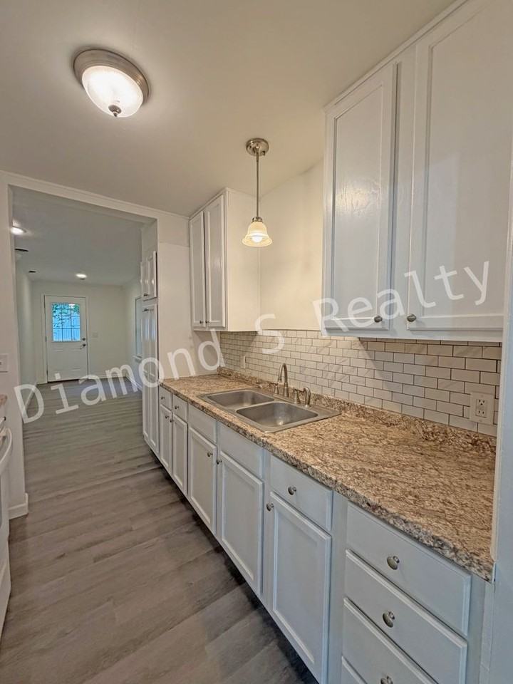 721 N Fulbright Ave - Photo 5 of 9