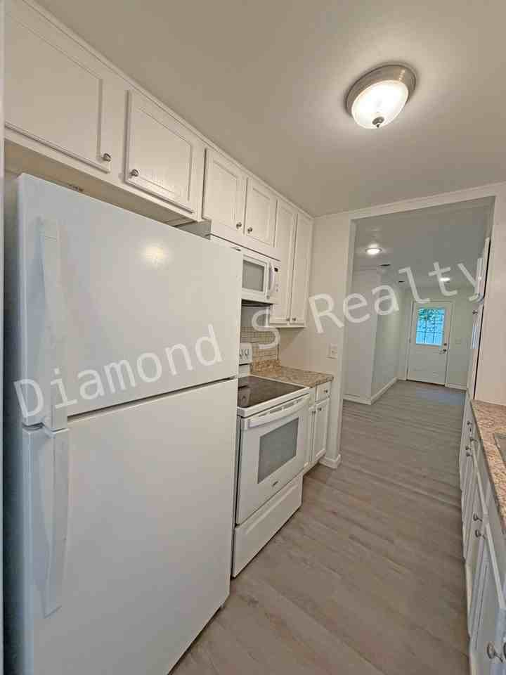 721 N Fulbright Ave - Photo 6 of 9