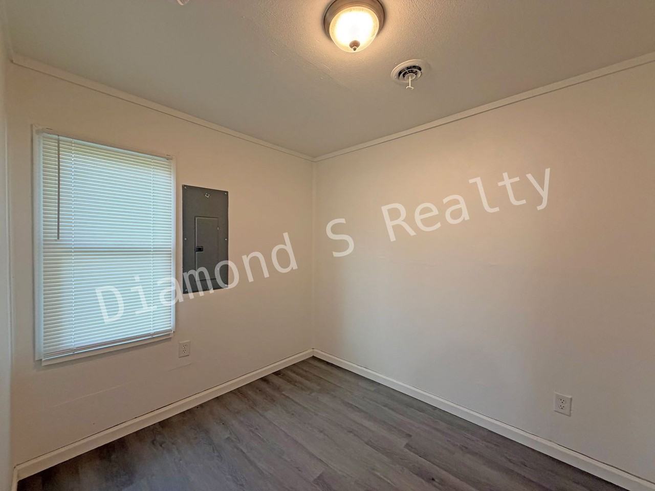 721 N Fulbright Ave - Photo 7 of 9