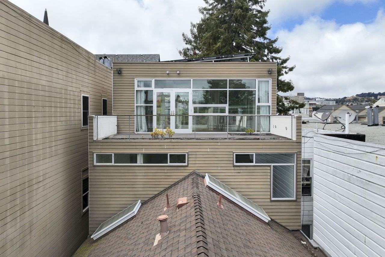 1076 S Van Ness Ave - Photo 2 of 50