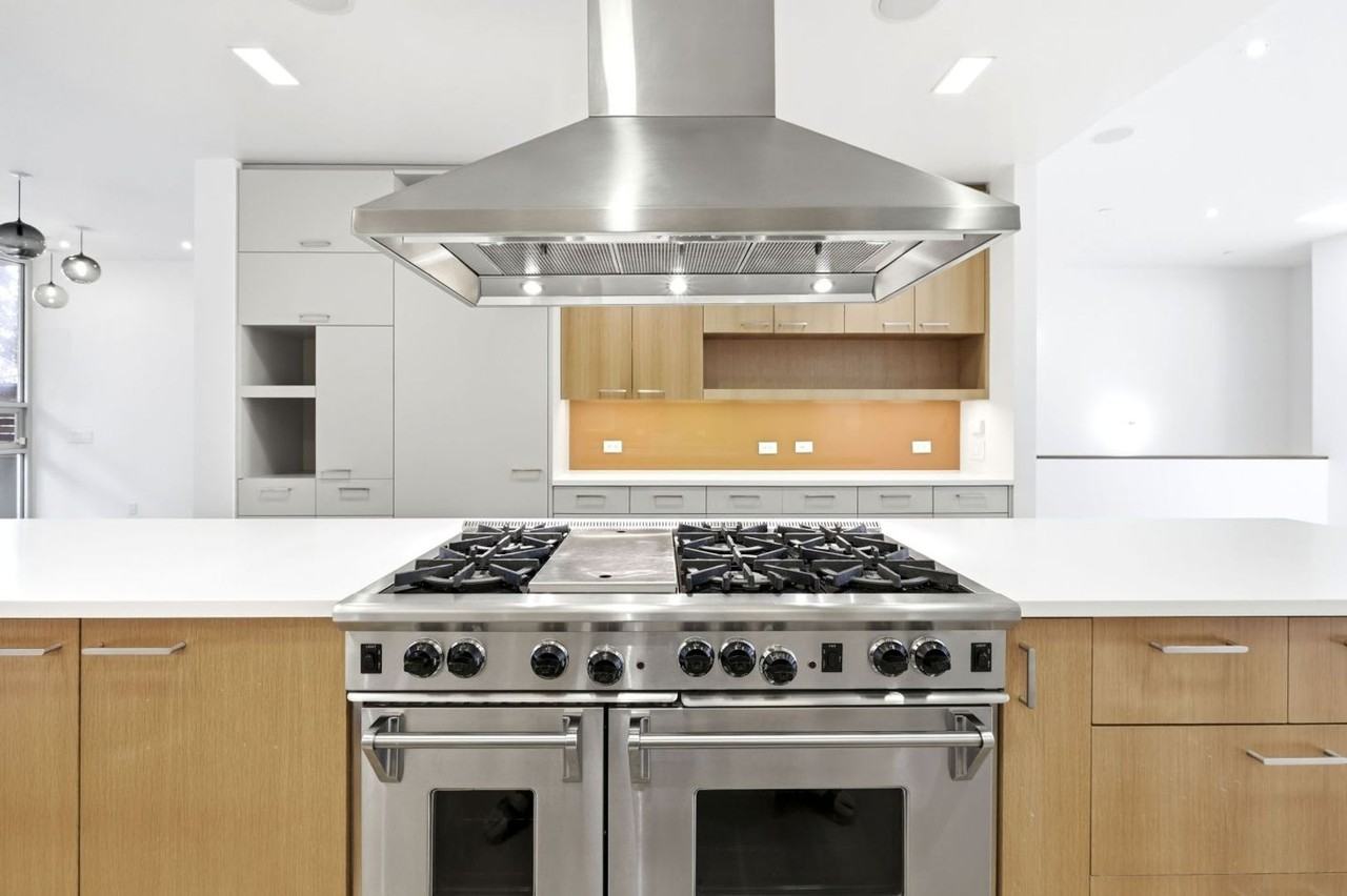 1076 S Van Ness Ave - Photo 6 of 50