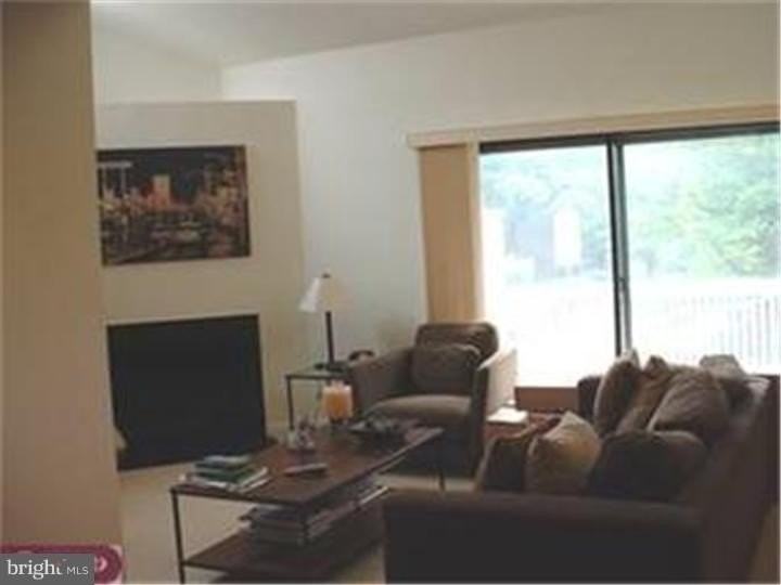 1700 Oakwood Ter #1F - Photo 4 of 41