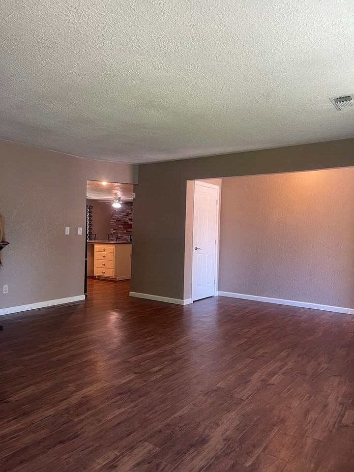 104 Woodcliff Dr - Photo 3 of 30