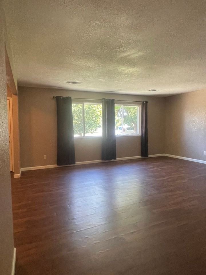 104 Woodcliff Dr - Photo 4 of 30