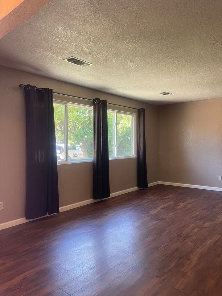 104 Woodcliff Dr - Photo 5 of 30