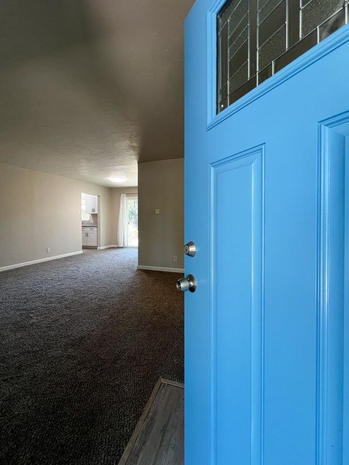 2105 Locust St - Photo 4 of 24