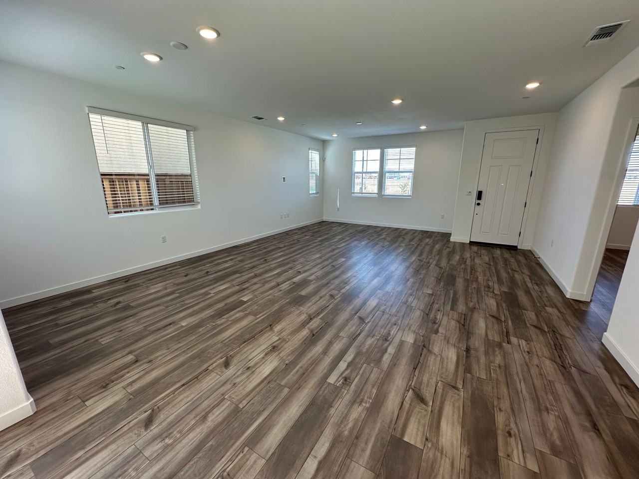 1578 1578 N Central Parkway - Photo 4 of 33